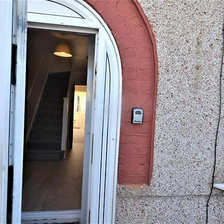 London Deluxe 3 Bedroom House With Parking Space Dagenham Exterior foto