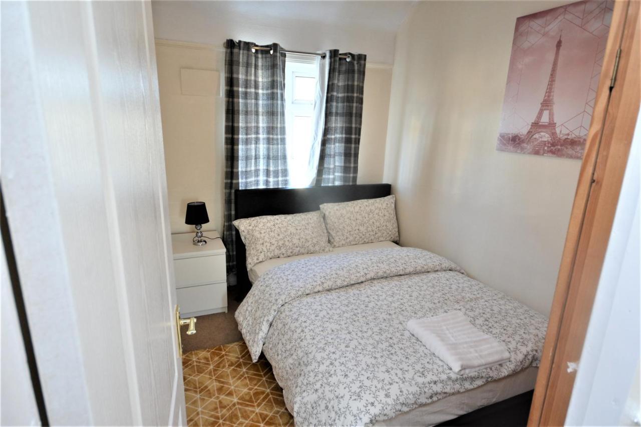 London Deluxe 3 Bedroom House With Parking Space Dagenham Exterior foto